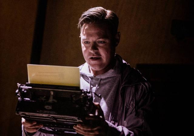 Patrick Henriksen som Petr Ginz i pjäsen Några av oss